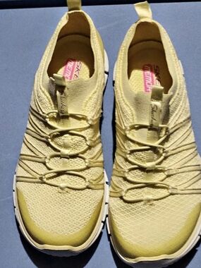 Skechers GO RUN Consistent 2.0 Yellow Athletic Shoes US 7